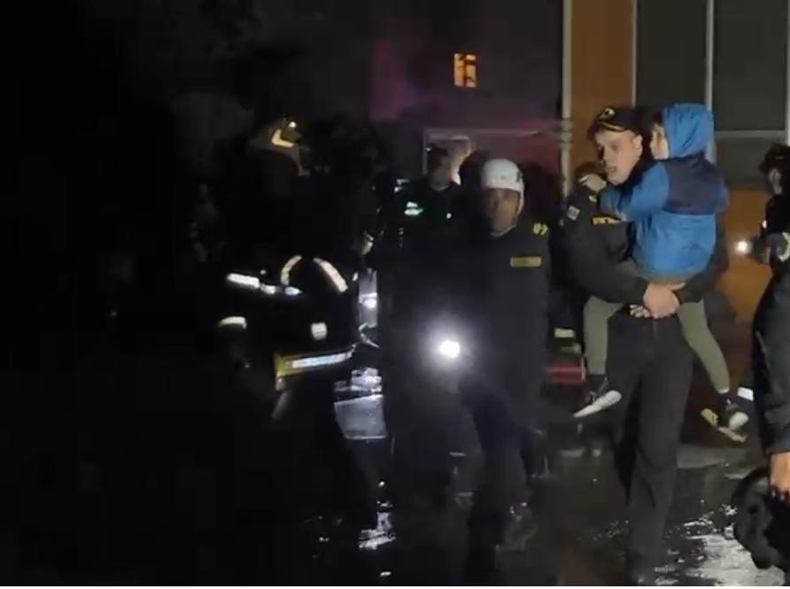 Yaşayış binasındakı yanğın söndürüldü -FOTOLAR